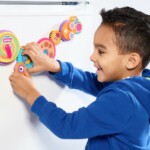 Für kleinere, aber schon technikaffine Kinder erklären die bunten Zahnrad-Magnete von  Tomy kinderleicht das  grund­legende Prinzip  maschineller  Abläufe.