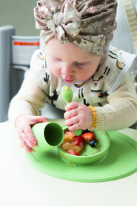 Das „First Food Set“ von EZPZ besteht aus einer rutschfesten Matte mit integrierter Schale, einem Silikonbecher, der besonders gut zu halten ist, sowie einem Löffel mit einem besonders breiten Schaft für bessere Griffigkeit.