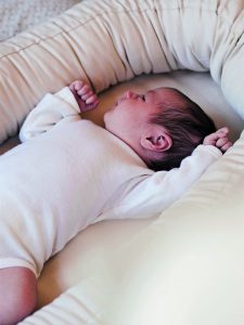Das „Premium Kapok Babynest“ von Filibabba, einem skandinavischen Interior-Label, lässt sich dank Reißverschluss auseinandernehmen und somit auch als Bettschlange oder Matratze für den Kinderwagen nutzen.