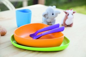 Alle Produkte der italienischen Marke Ekoala werden aus biologisch abbaubaren Plastik- alternativen hergestellt – so auch dieses Essgeschirr aus Bioplastik. Es wird aus Mais, Roter Beete oder Hirse gewonnen und ist komplett natürlich abbaubar.