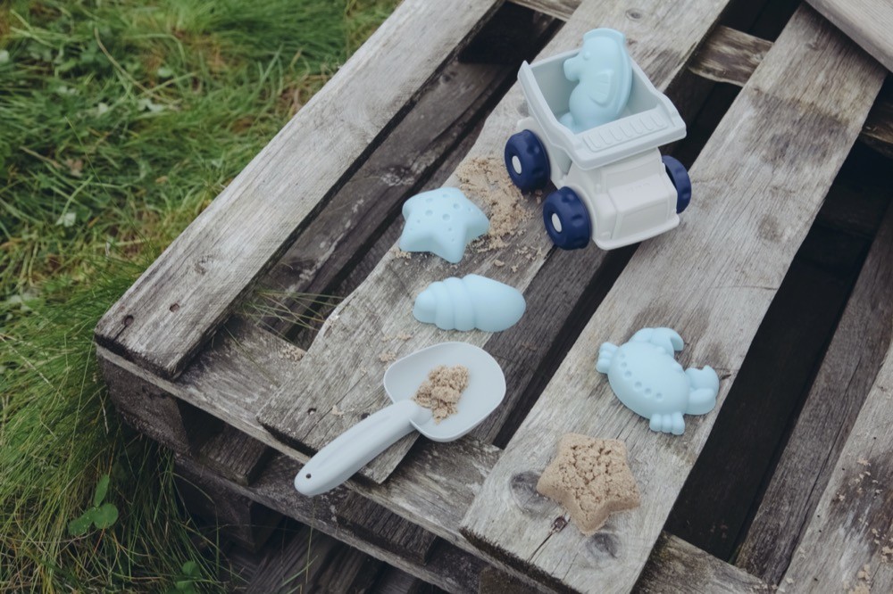 Mit anregendem Spielzeug für Sandkasten, Sport, Wasserspaß und Co. lässt sich die Zeit in der Natur noch aufregender gestalten! / Foto: Kindsgut