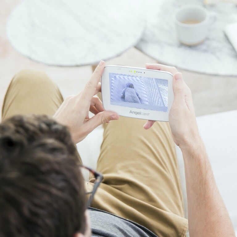 Sicher entspannen und arbeiten: Ein Babyphone geht bei vielen Momenten im Leben mit Baby zur Hand und ist ein praktisches Basic der Babyerstausstattung.