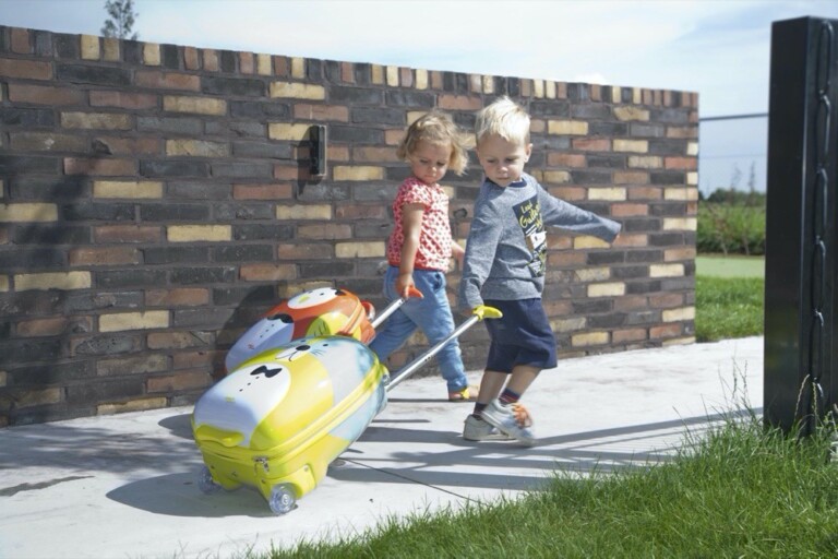 Ob Urlaub oder Familienbesuch – für Kinder hat auf Reisen meist das Spielzeug höchste Priorität. Daher zeigen wir Ihnen einige Produkte, die auch unterwegs Spaß machen. - Foto: Childhome