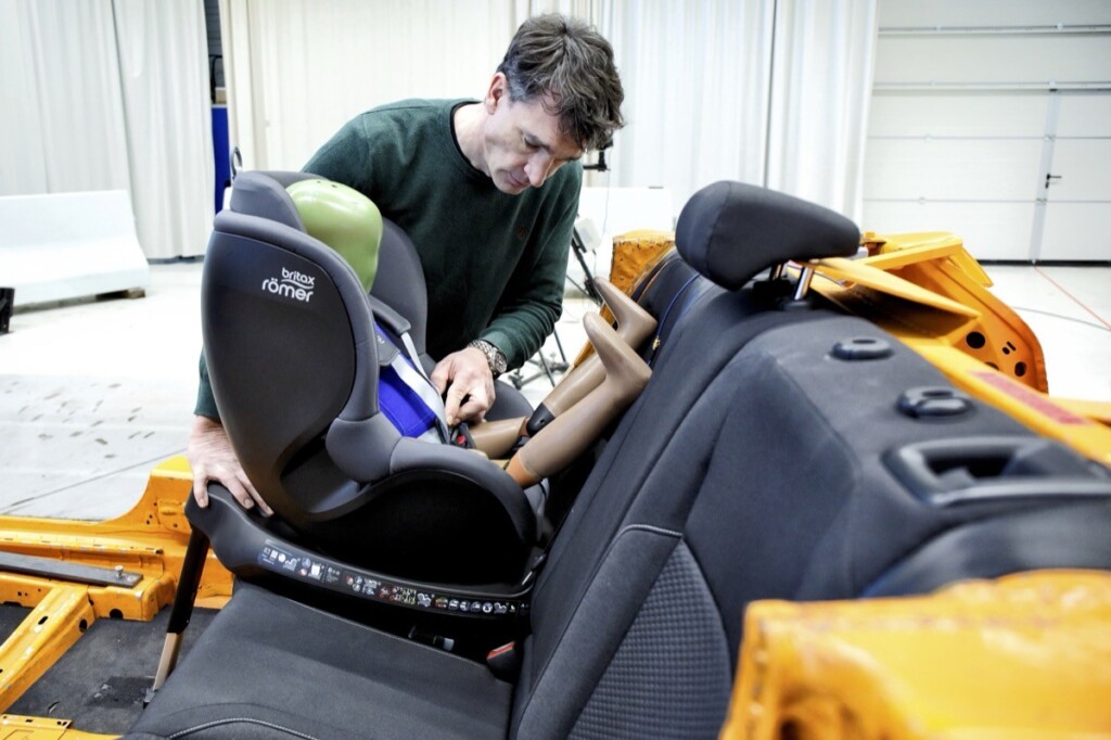 Der ADAC testet Kindersitze bereits seit Jahrzehnten auf Sicherheit zuletzt in dem ADAC Technik Zentrum Landsberg am 1. Februar 2023