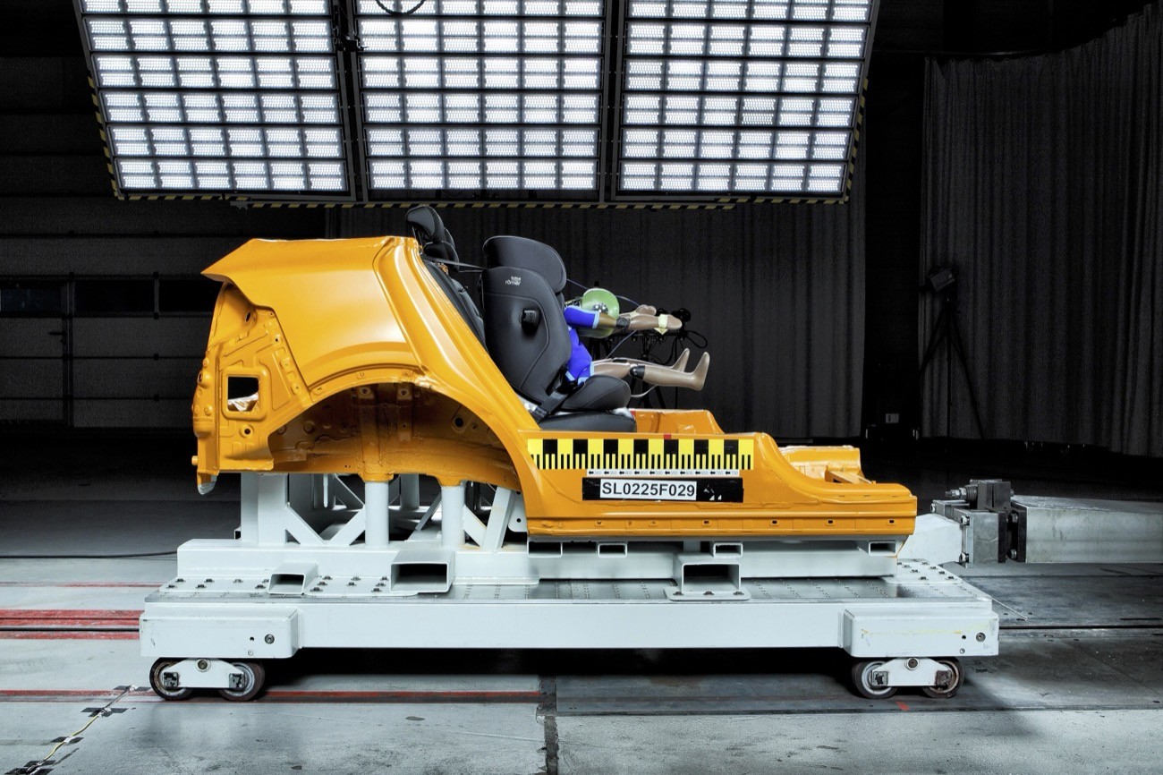 Crashtest Kindersitze des ADAC im Technik Zentrum Landsberg