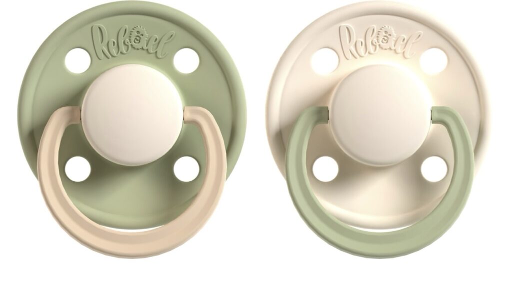 Die Schnuller von Rebael gibt es in 2er-Packs mit ein oder gleich zwei Größen, in verschieben Farben – und lassen sich auch individuell zusammenstellen. 
