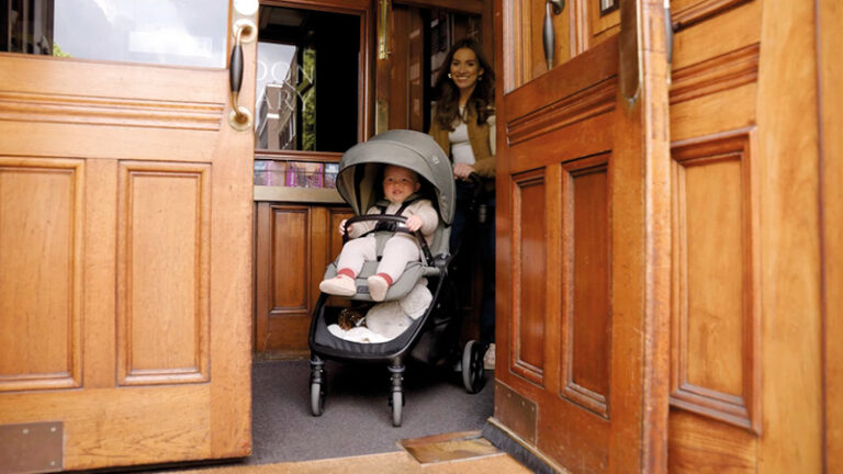 Mit "Valora" von Joie urban unterwegs – ein Kinderwagenkonzept für kleine Räume und große Wege