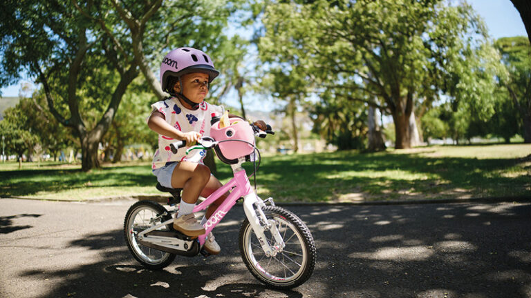 Leicht, sicher, pink – woom bleibt das Maß bei Kinderfahrrädern