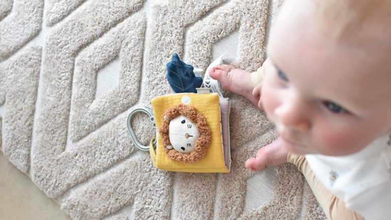 Greifen, rascheln, kuscheln: Was die „Little Lion“-Linie für die ersten Monate bietet